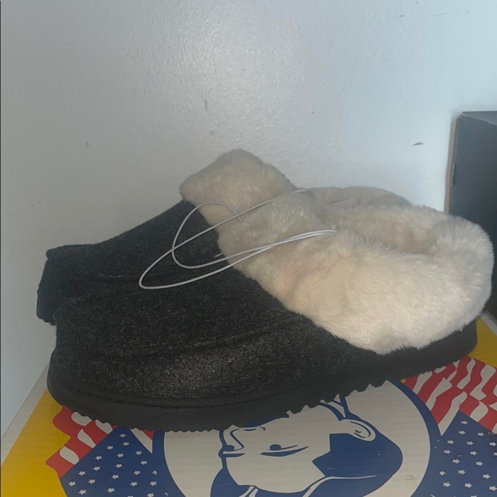 Dearfoams Cozy Black and Cream Slippers for women size 7-8